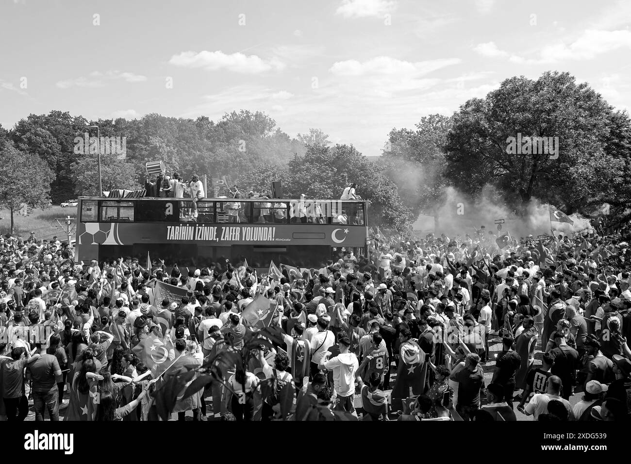 Dortmund, Allemagne. 22 juin 2024. Dortmund, Allemagne, 22 juin 2024 : les fans de Turkiye pendant la marche des fans vers le stade acclamant leur équipe Turkiye avant le match de football UEFA EURO 2024 Allemagne du Groupe F entre Turkiye et le Portugal au BVB Stadion Dortmund à Dortmund, Allemagne. (Daniela Porcelli/SPP) crédit : SPP Sport Press photo. /Alamy Live News Banque D'Images