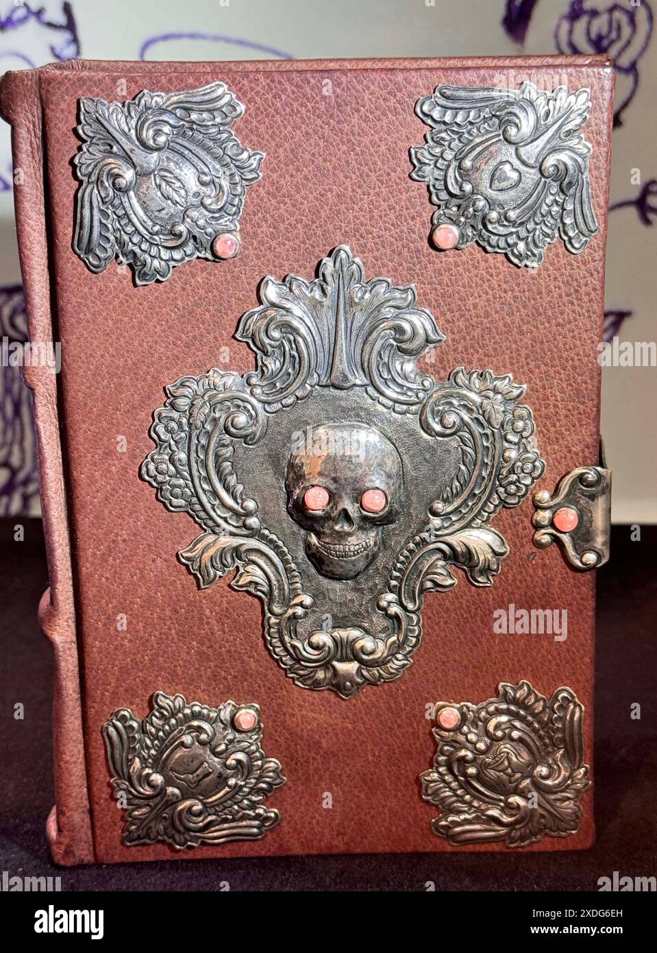 New York, New York, États-Unis. 21 juin 2024. J.K. Rowling The Tales of Beedle the Bard, 2007, l'un des 7 exemplaires manuscrits, estime entre 50 250 000 $ et 350 000 $, vu lors de l'avant-première de presse pour les ventes aux enchères de livres fins et manuscrits Sotheby's de juin 2024 tenues à Sotheby's New York. (Crédit image : © Nancy Kaszerman/ZUMA Press Wire) USAGE ÉDITORIAL SEULEMENT! Non destiné à UN USAGE commercial ! Banque D'Images