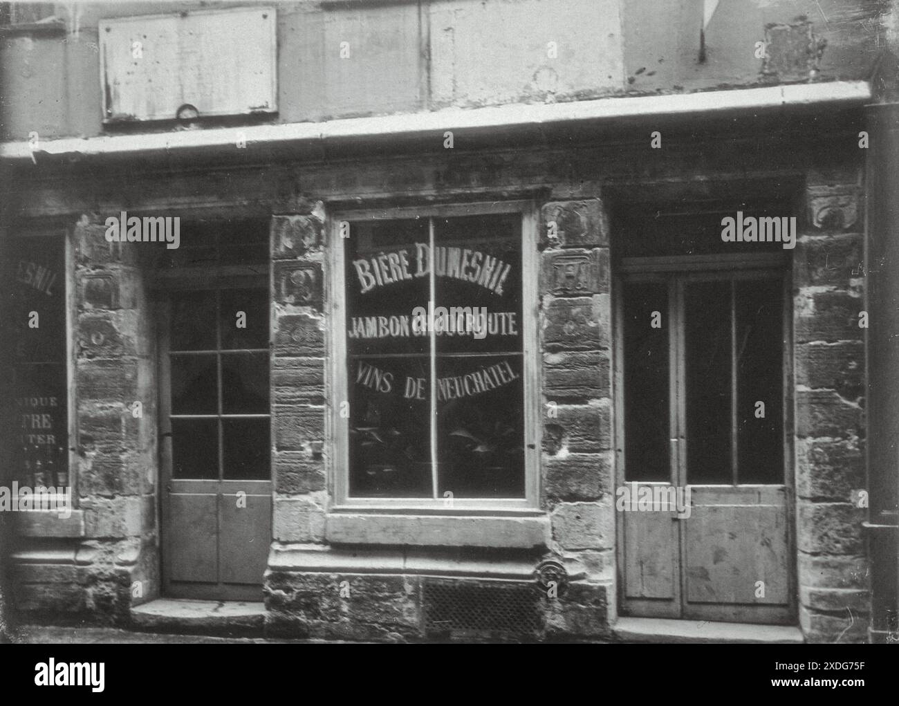 Photographie en noir et blanc de l'immeuble situé au 41, rue de Montmorency à Paris. Ce bâtiment est connu pour avoir été l'ancienne résidence de Nicolas Flamel, un alchimiste renommé du XIVe siècle. L'extérieur du bâtiment présente une façade en pierre, avec deux grandes fenêtres et une porte. Alors que l'inscription bière Dunesnil orne la fenêtre, le bâtiment conserve un sens de son importance historique. Banque D'Images
