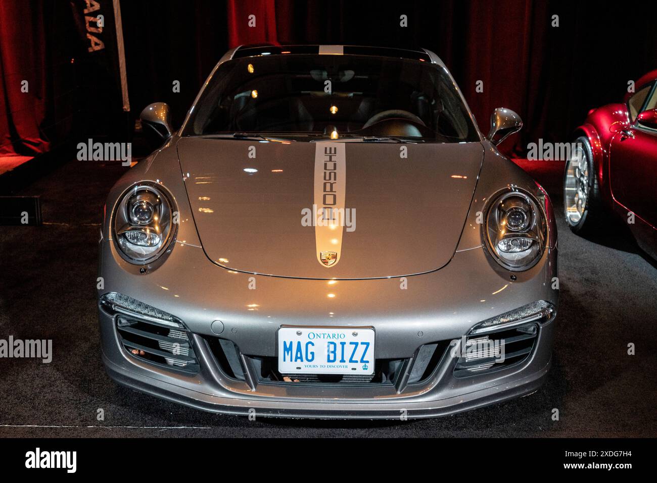 La Porsche Carrera coupé est célèbre pour son mélange de performances et de luxe, incarnant le dévouement de Porsche à l'ingénierie de précision et à la conduite p Banque D'Images