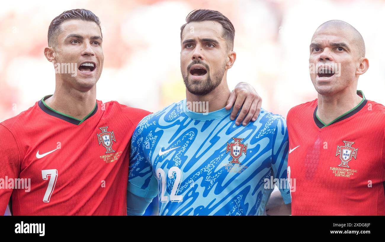 BVB Stadion Dortmund, Dortmund, Allemagne. 22 juin 2024. Euro 2024 Groupe F Football, Turquie contre Portugal ; Cristiano Ronaldo (POR), Diogo Costa (POR) et Pepe (POR) représentent leur hymne crédit : action plus Sports/Alamy Live News Banque D'Images
