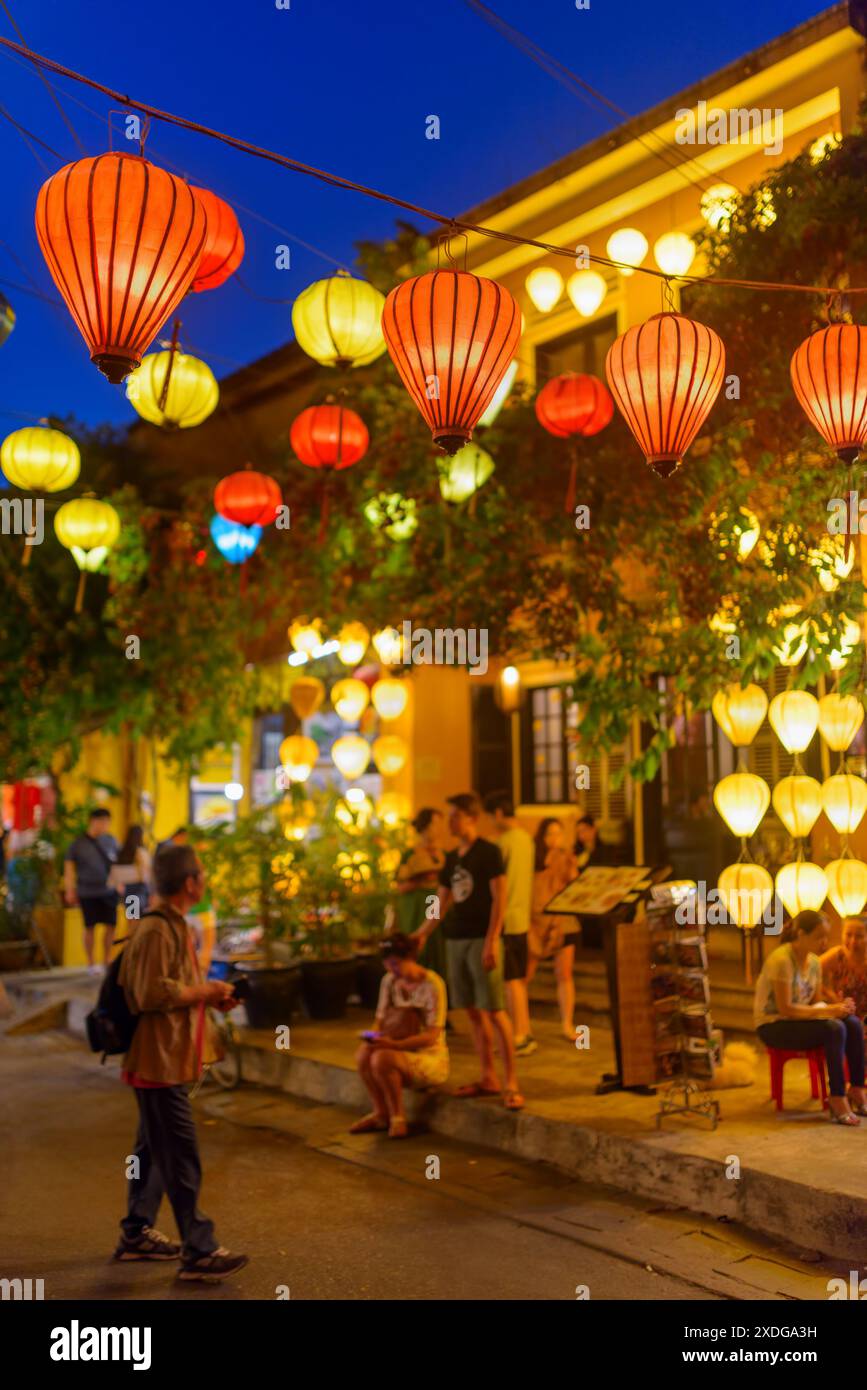 Hoi an (Hoian), Vietnam - 11 avril 2018 : magnifique vue en soirée sur la vieille rue piétonne confortable décorée de lanternes en soie colorées traditionnelles. Banque D'Images