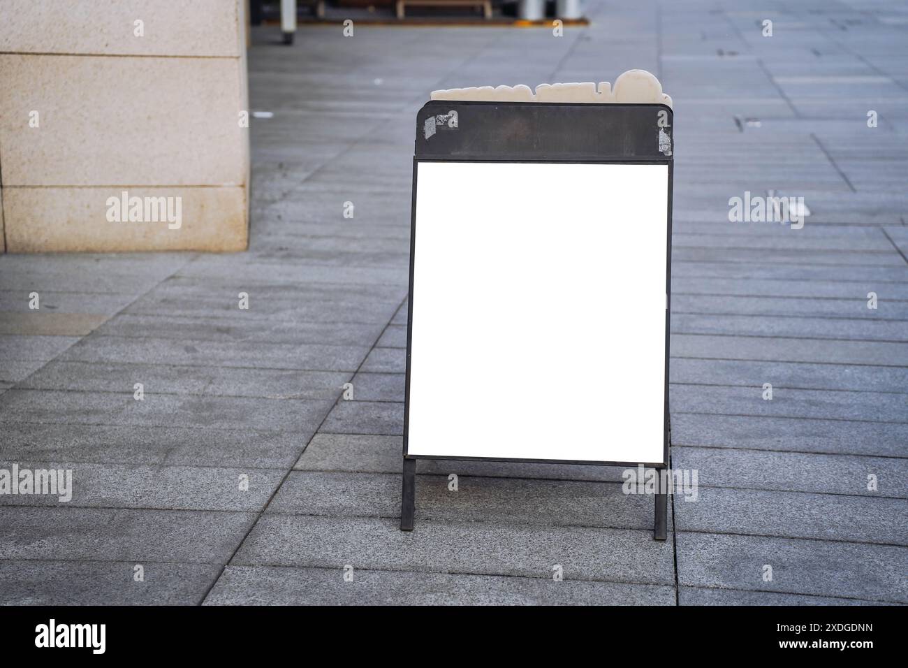 Modèle blanc blanc blanc de support publicitaire extérieur ou de maquette de panneau sandwich. Panneau de signalisation de rue transparent placé près de la salle à manger extérieure d'un restaurant Banque D'Images