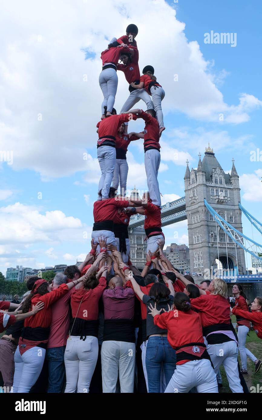 Londres, Royaume-Uni, 22 juin 2024. Les Castellas de Londres participent au Great Get Together Bankside, en mémoire de la défunte députée JO Cox qui aurait fêté son 50e anniversaire cette année, formant des tours humaines audacieuses au parc Potters Fields. La tradition catalane est jouée lors de festivals tels que la fête du milieu de l'été de Sant Joan et aussi d'autres célébrations. Crédit : onzième heure photographie/Alamy Live News Banque D'Images