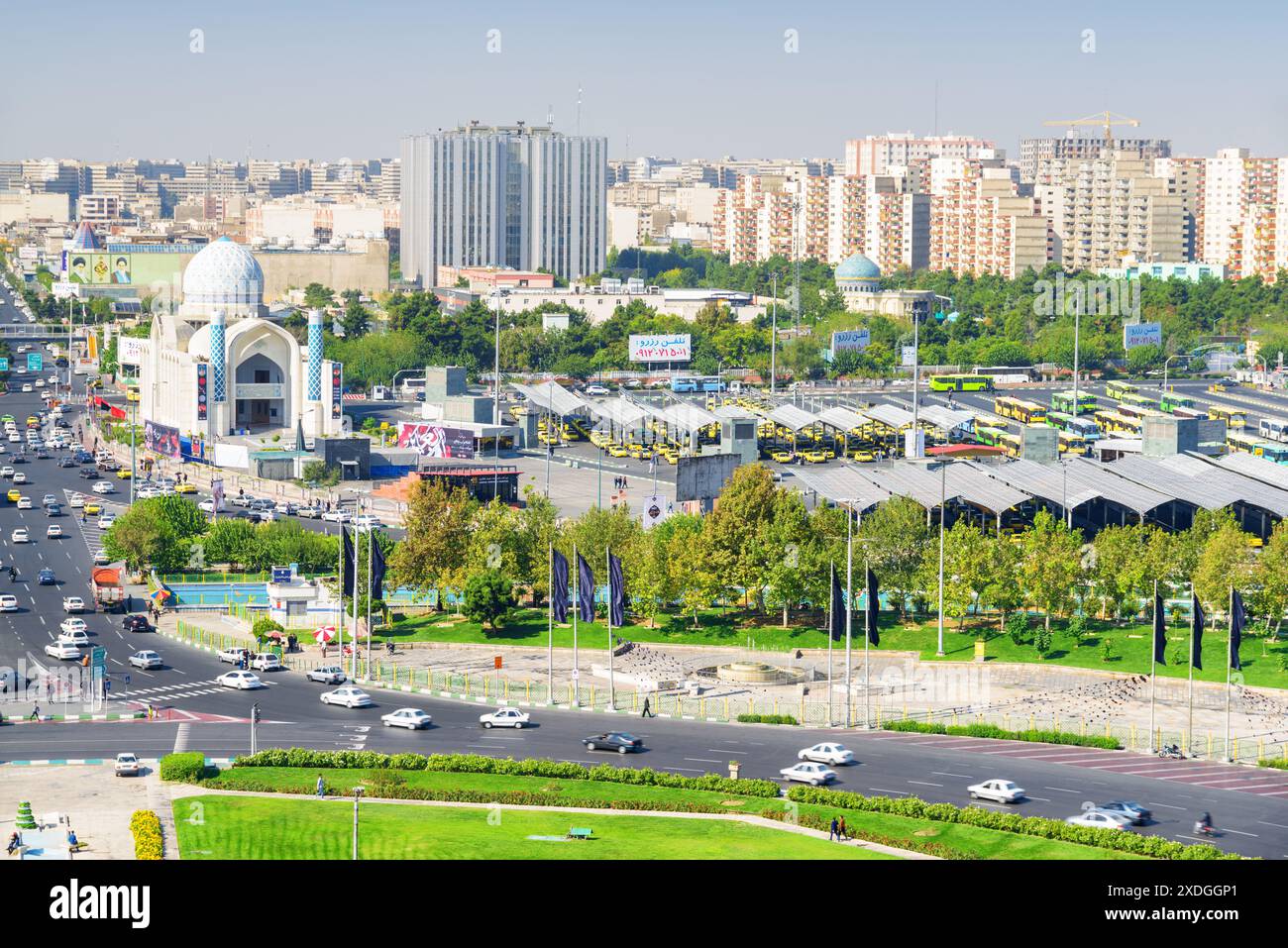 Téhéran, Iran - 19 octobre 2018 : belle vue aérienne du terminal de bus occidental (terminal-e-gharb) et du stand de taxi. Banque D'Images
