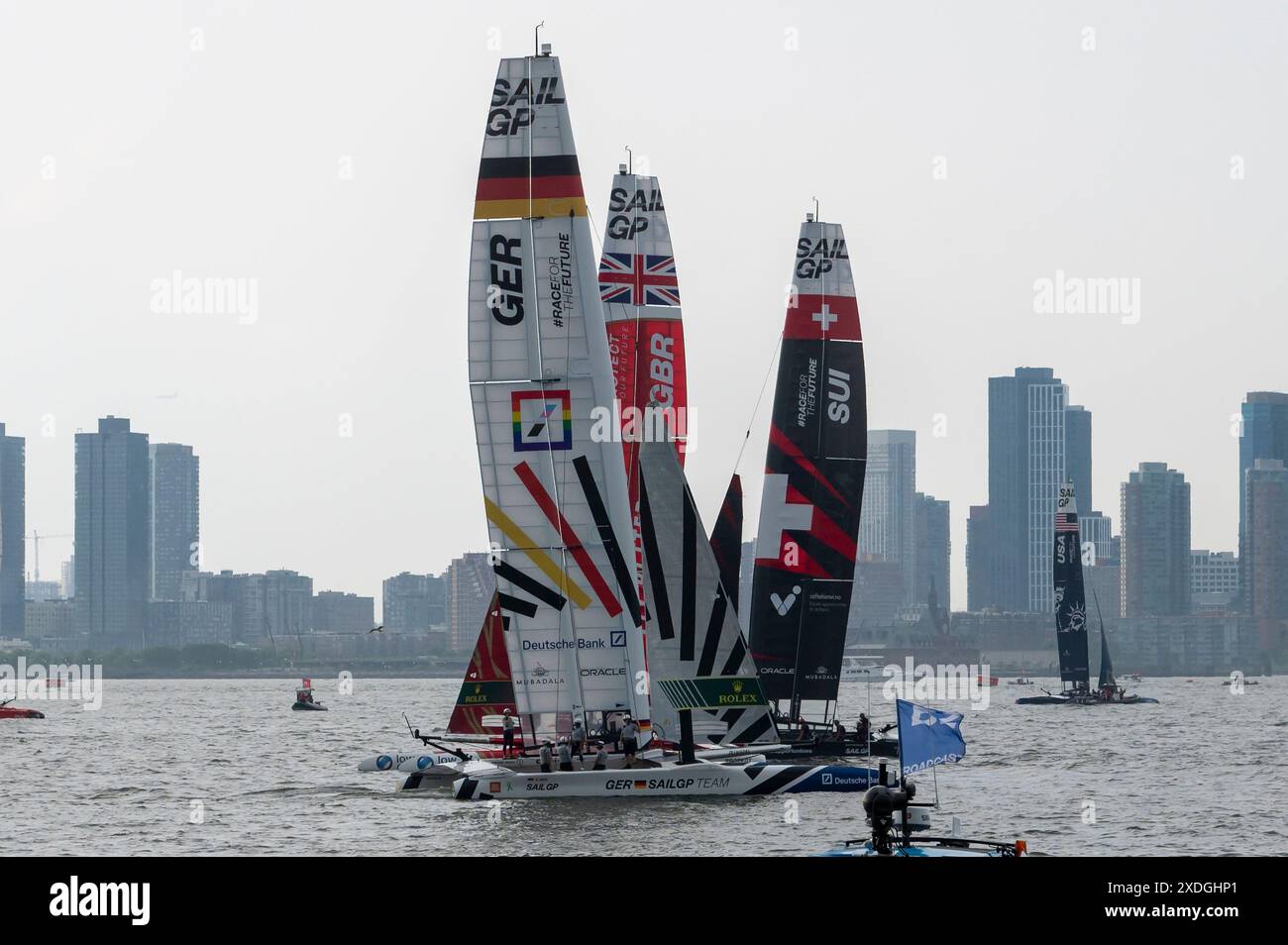 New York, New York, États-Unis. 22 juin 2024. (NOUVEAU) SailGP Mubadala New York Sail Grand Prix - jour 1. 22 juin 2024, New York, New York, USA : (G-d) Team Germany, Team Emirates GBR, Team Switzerland et Team United States SailGP bateaux vus avant le départ de la course le jour 1 du Mubadala New York Sail Grand Prix au port de New York le 22 juin 2024 à New York City. (Crédit image : © Ron Adar/TheNEWS2 via ZUMA Press Wire) USAGE ÉDITORIAL SEULEMENT! Non destiné à UN USAGE commercial ! Banque D'Images