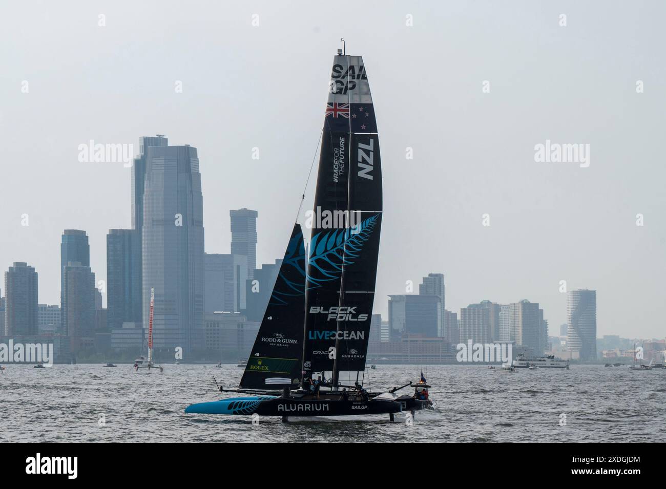 New York, New York, États-Unis. 22 juin 2024. (NOUVEAU) SailGP Mubadala New York Sail Grand Prix - jour 1. 22 juin 2024, New York, New York, États-Unis : le Team New Zealand SailGP court dans la flotte 1 le jour 1 du Mubadala New York Sail Grand Prix au port de New York le 22 juin 2024 à New York. (Crédit image : © Ron Adar/TheNEWS2 via ZUMA Press Wire) USAGE ÉDITORIAL SEULEMENT! Non destiné à UN USAGE commercial ! Banque D'Images