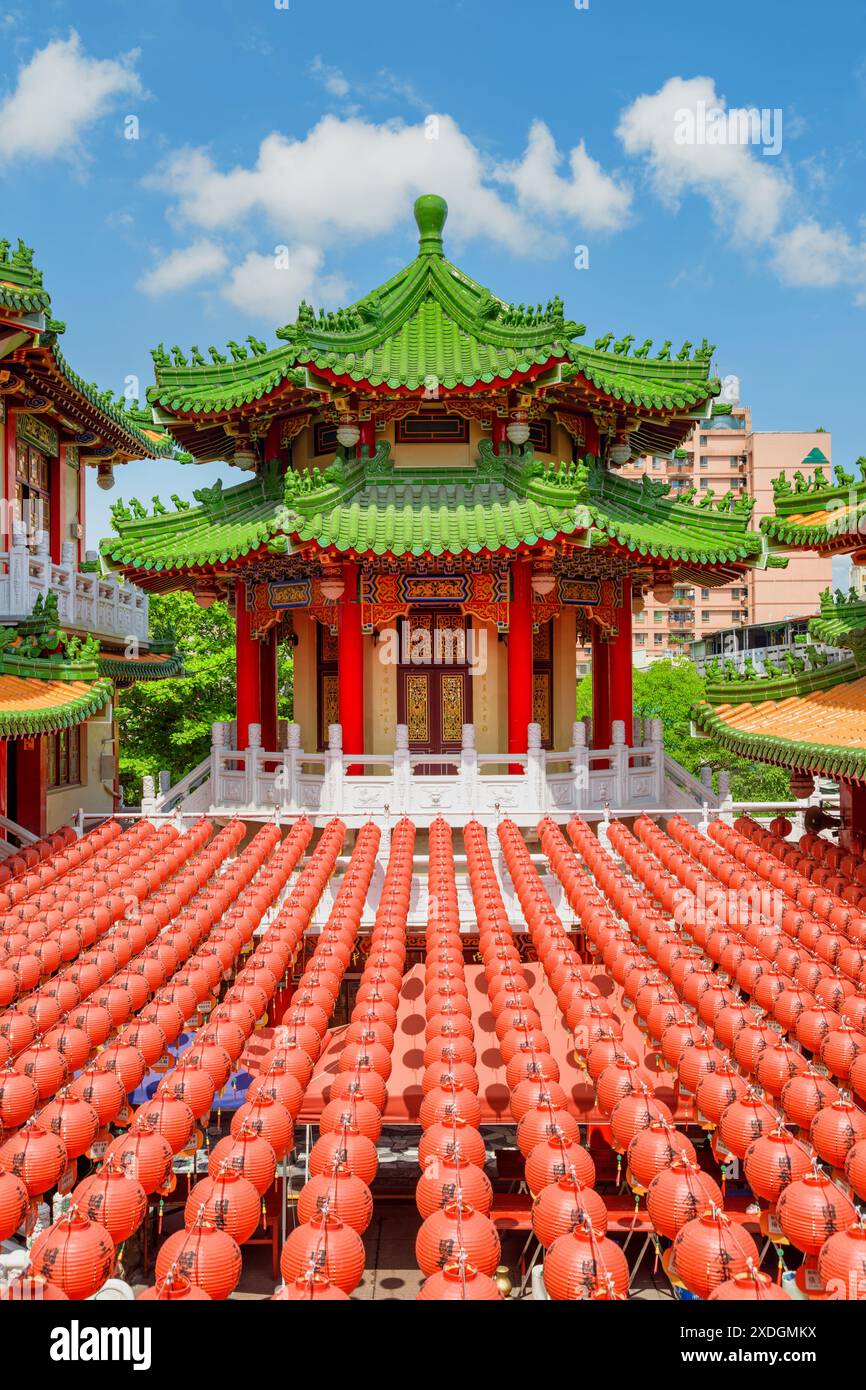 Kaohsiung, Taiwan - 30 avril 2019 : vue colorée du temple Sanfeng décoré de lanternes rouges chinoises traditionnelles. Banque D'Images