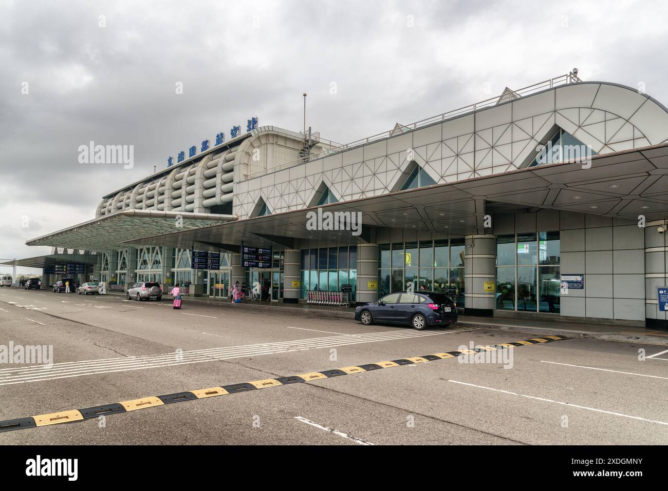 Kaohsiung, Taiwan - 2 mai 2019 : façade du terminal international de passagers à l'aéroport international de Kaohsiung (aéroport de Xiaogang). Banque D'Images