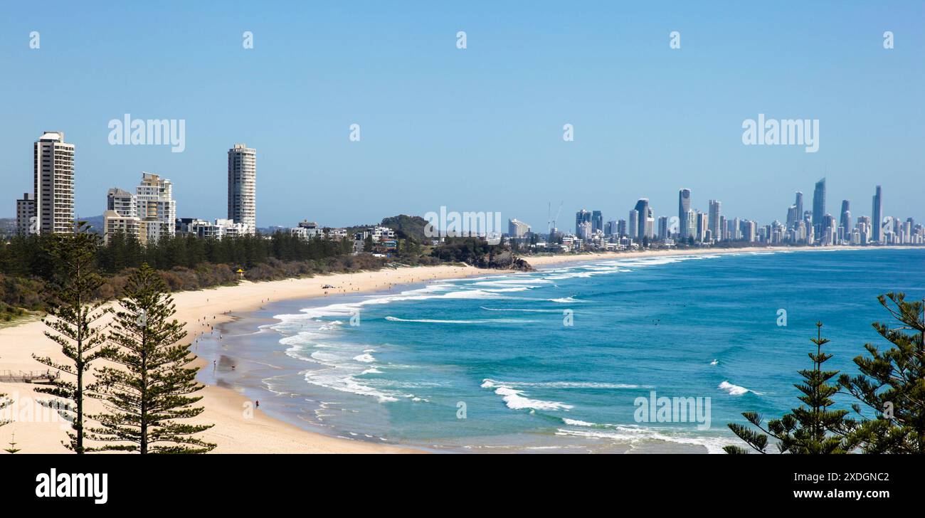 Vue nord de Burleigh Heads vers la Gold Coast - Surfers Paradise. La bande de beau sable est l'un des plus populaires et bien connus dans Un Banque D'Images