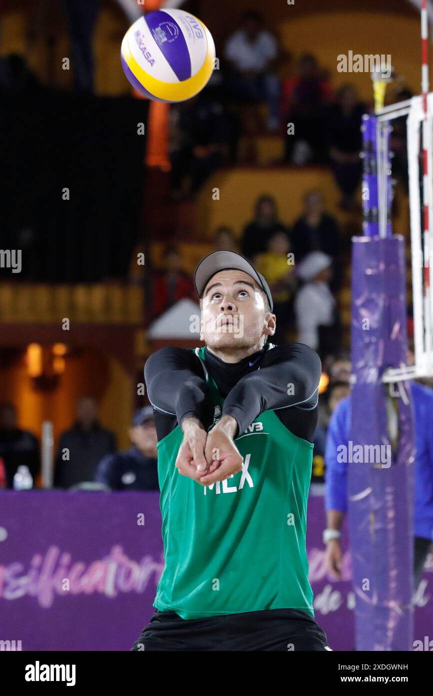 Ricardo Galindo #1 de Team Mexico concourt contre Team República Dominicana lors du match des quarts de finale masculin du tournoi de qualification olympique de volleyball de plage NORCECA 2024 . L'équipe Mexique bat l'équipe Republica Dominicana 2 sets à 1. Le 22 juin 2024 à Tlaxcala, Mexique. (Photo par Essene Hernandez/ Eyepix Group) Banque D'Images