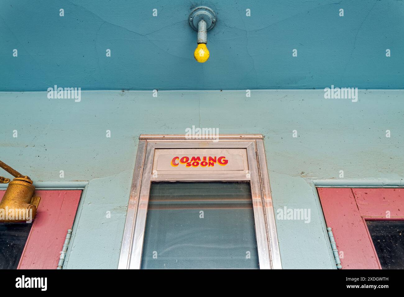 Vide bientôt affichage à l'entrée d'une salle de cinéma abandonnée Banque D'Images