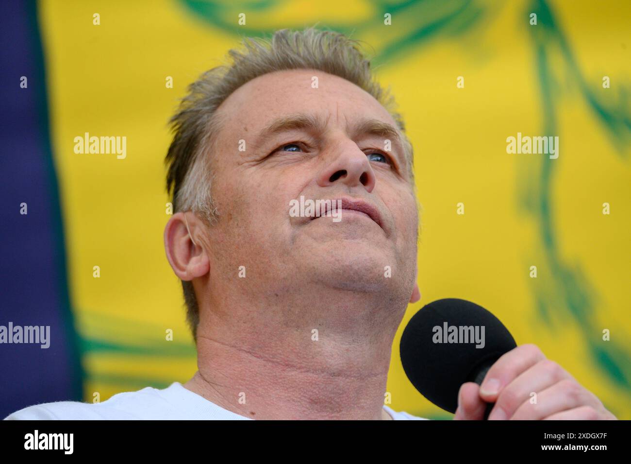Chris Packham - présentateur TV de la faune - à la Restore nature Now marche dans le centre de Londres, le 22 juin 2024 Banque D'Images