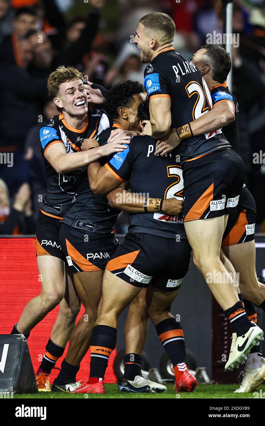 Sydney, Australie. 23 juin 2024. Jahream Bula des Tigers célèbre un essai avec ses coéquipiers lors du match de la ronde 16 de la NRL entre les Wests Tigers et les Canberra Raiders au Campbelltown Stadium de Sydney, le dimanche 23 juin 2024. (AAP image/Mark Evans) PAS D'ARCHIVAGE, USAGE ÉDITORIAL UNIQUEMENT crédit : Australian Associated Press/Alamy Live News Banque D'Images