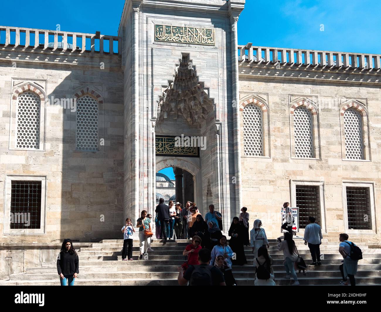 Istanbul, Turquie - 5 mai 2024 : les touristes s'émerveillent devant la porte historique d'Istanbul sous le ciel bleu clair. Banque D'Images