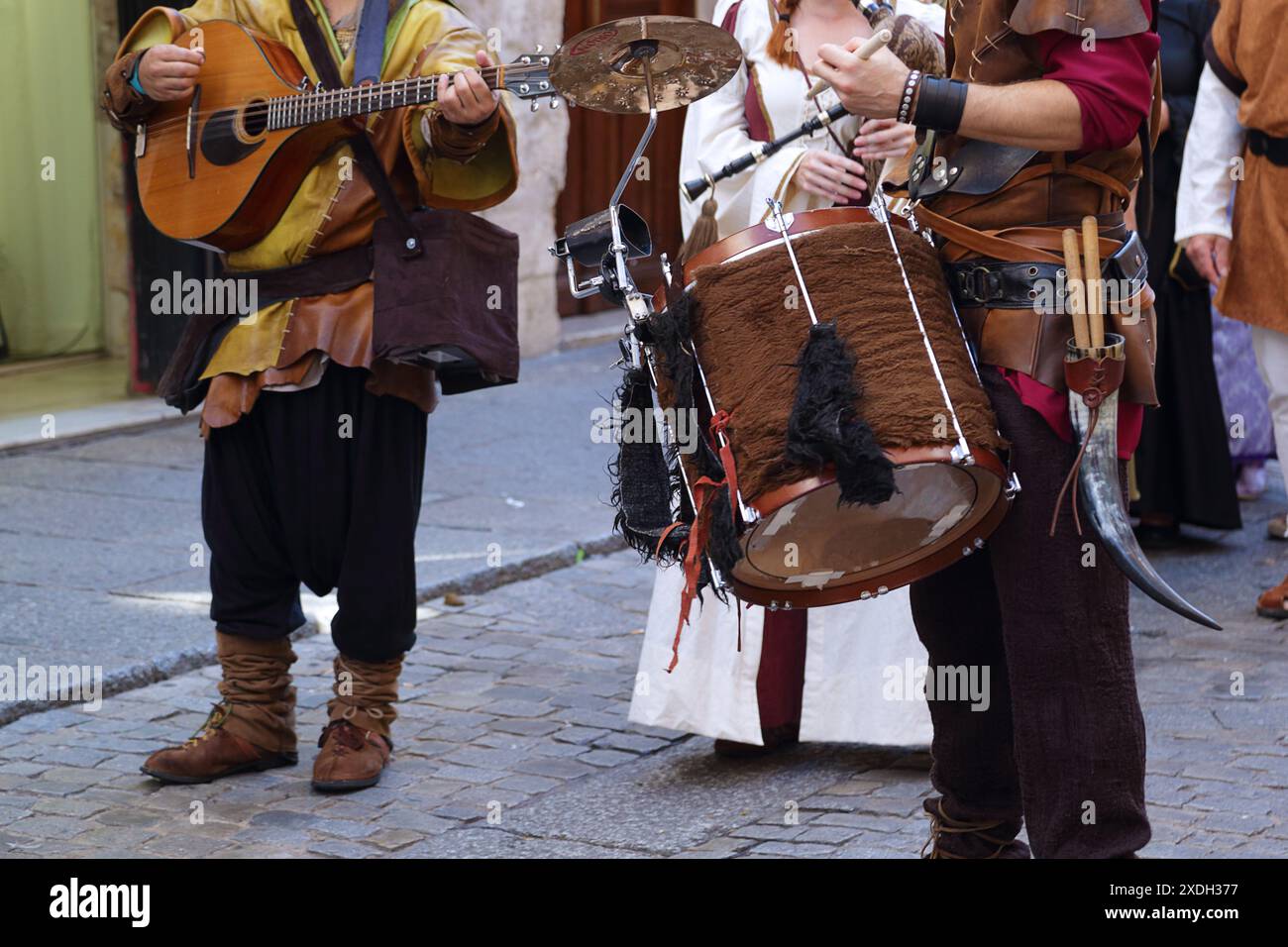 Musiciens médiévaux jouant de divers instruments Banque D'Images