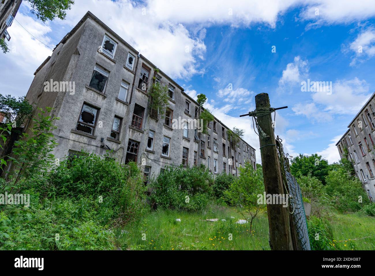 Vue de blocs d'appartements vides abandonnés à Clune Park Estate à Port Glasgow, Inverclyde, Écosse, Royaume-Uni Banque D'Images