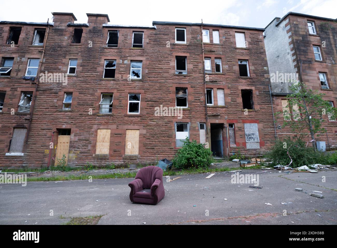 Vue de blocs d'appartements vides abandonnés à Clune Park Estate à Port Glasgow, Inverclyde, Écosse, Royaume-Uni Banque D'Images