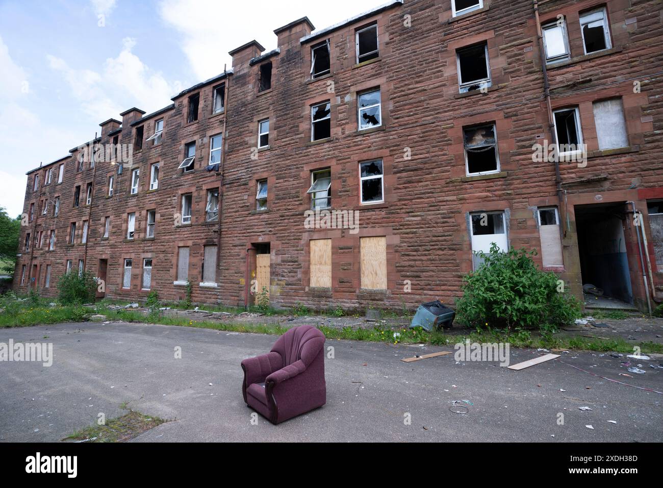 Vue de blocs d'appartements vides abandonnés à Clune Park Estate à Port Glasgow, Inverclyde, Écosse, Royaume-Uni Banque D'Images