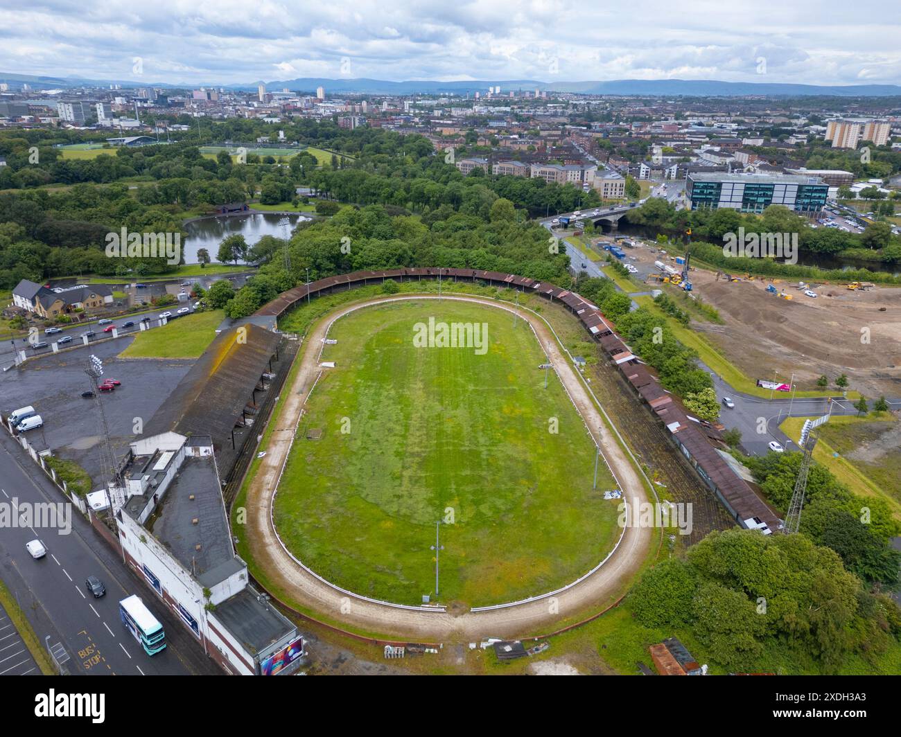 Vue aérienne de l'ancien stade et de l'ancien rack de course greyhound abandonné fermé à Shawfield à Glasgow, Écosse, Royaume-Uni Banque D'Images