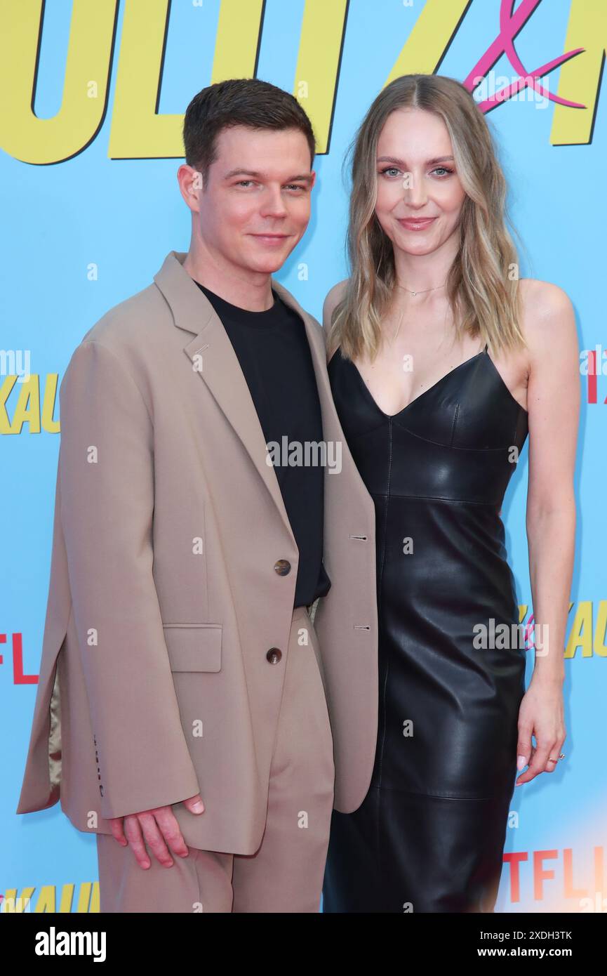 Georg Listing bassiste de Tokio Hotel avec sa fiancée Susanne assiste à Kaulitz & Kaulitz - Special screening Netflix Series, Delphi Filmpalast , Banque D'Images