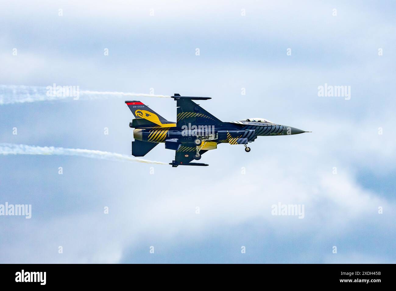 L'équipe d'affichage de l'armée de l'air turque Solotürk f-16 se produit au salon aéronautique de Vaasa en Finlande. Banque D'Images