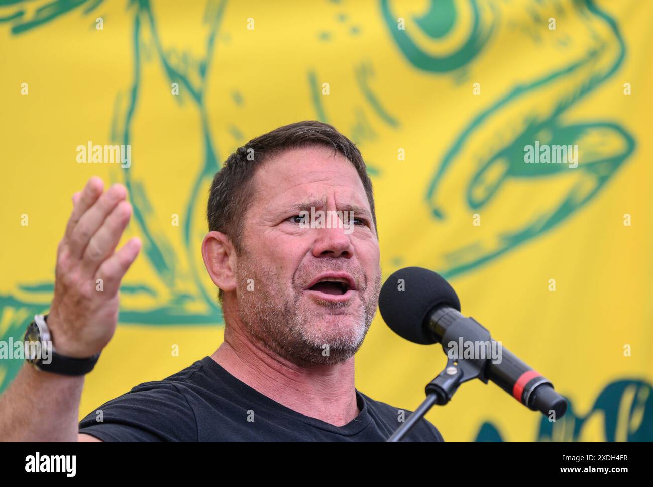 Steve Backshall - présentateur TV nature - parlant à Parliament Square à la fin de la marche Restore nature Now dans le centre de Londres, le 22 juin 202 Banque D'Images