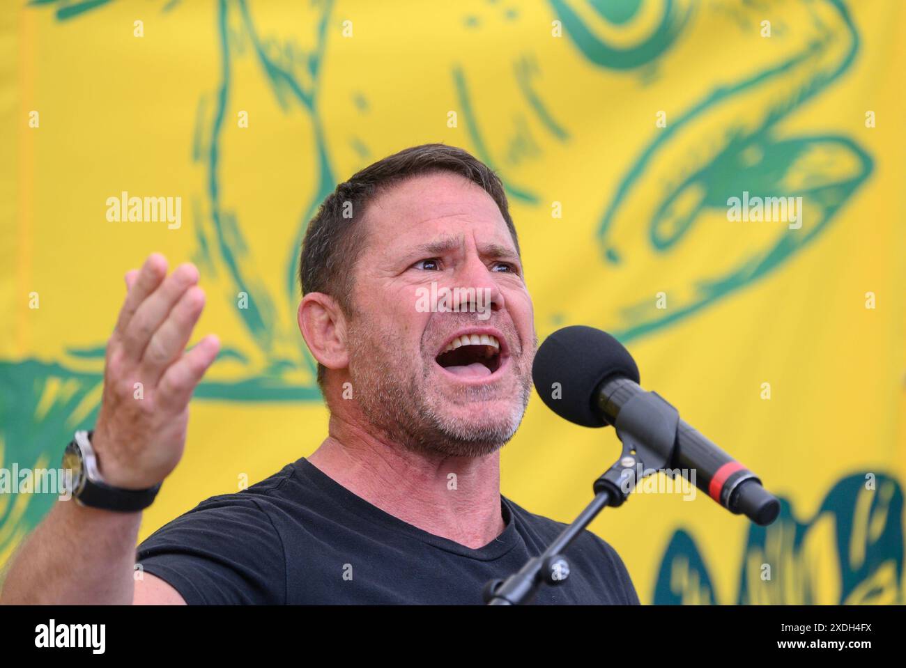 Steve Backshall - présentateur TV nature - parlant à Parliament Square à la fin de la marche Restore nature Now dans le centre de Londres, le 22 juin 202 Banque D'Images