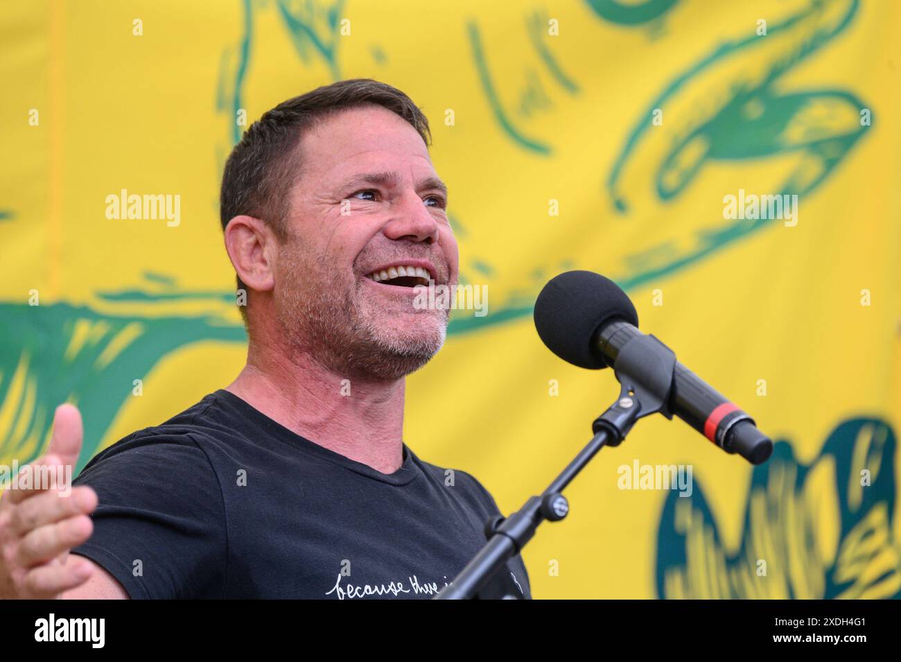 Steve Backshall - présentateur TV nature - parlant à Parliament Square à la fin de la marche Restore nature Now dans le centre de Londres, le 22 juin 202 Banque D'Images