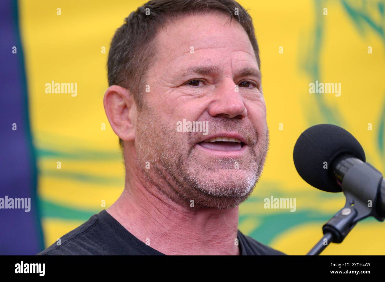 Steve Backshall - présentateur TV nature - parlant à Parliament Square à la fin de la marche Restore nature Now dans le centre de Londres, le 22 juin 202 Banque D'Images