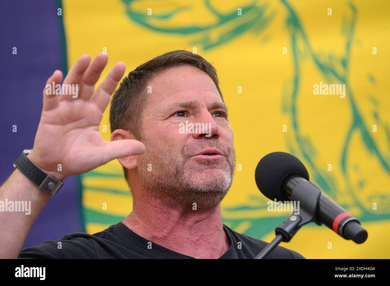 Steve Backshall - présentateur TV nature - parlant à Parliament Square à la fin de la marche Restore nature Now dans le centre de Londres, le 22 juin 202 Banque D'Images