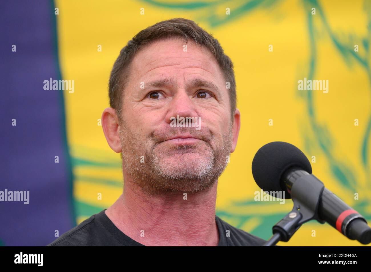 Steve Backshall - présentateur TV nature - parlant à Parliament Square à la fin de la marche Restore nature Now dans le centre de Londres, le 22 juin 202 Banque D'Images