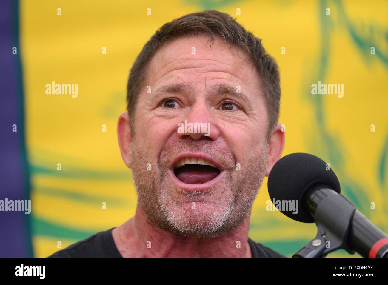 Steve Backshall - présentateur TV nature - parlant à Parliament Square à la fin de la marche Restore nature Now dans le centre de Londres, le 22 juin 202 Banque D'Images