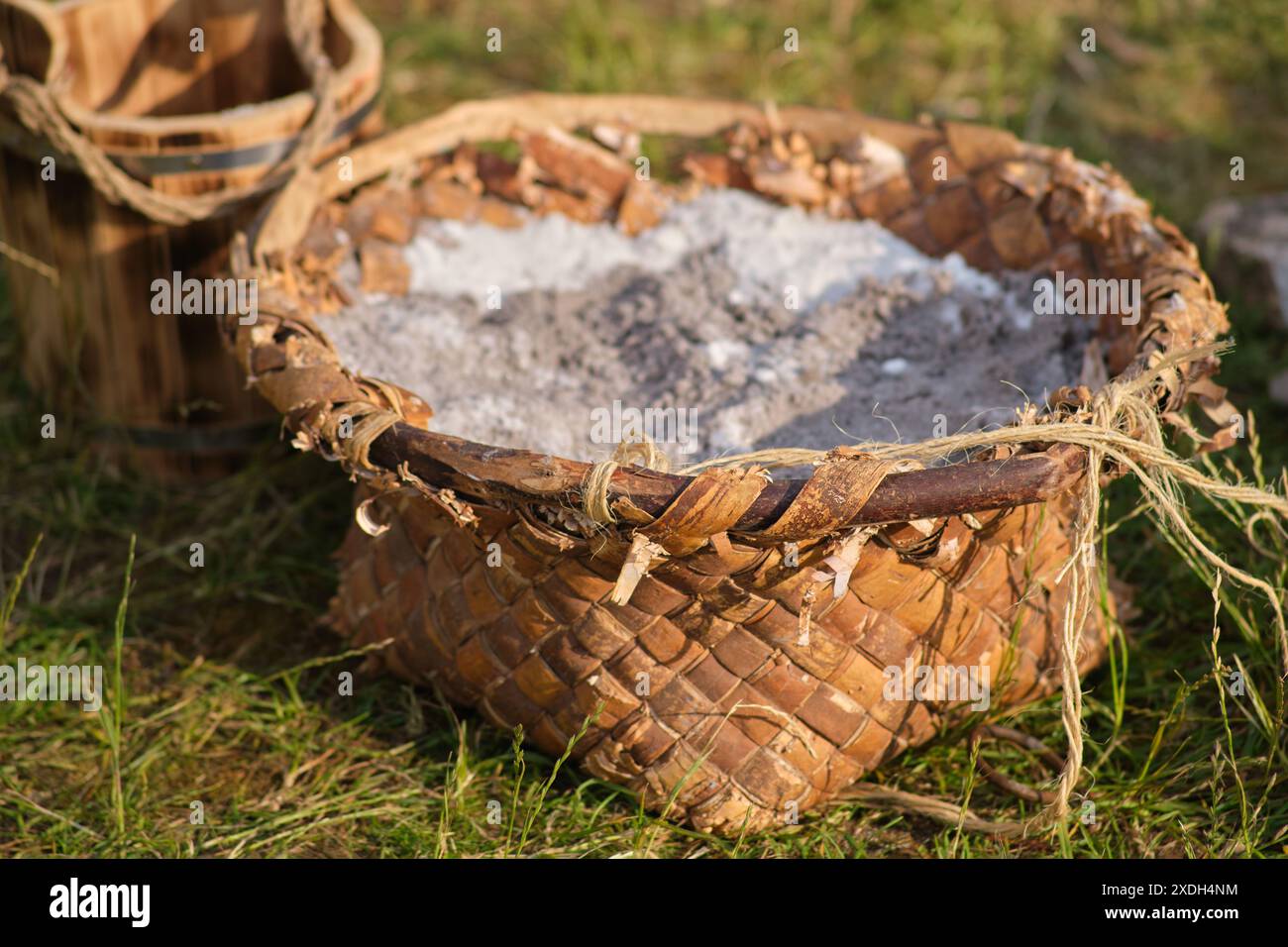 Extraction de sel dans une usine de sel rétro. Sel dans un panier en osier extrait pour la vente Banque D'Images