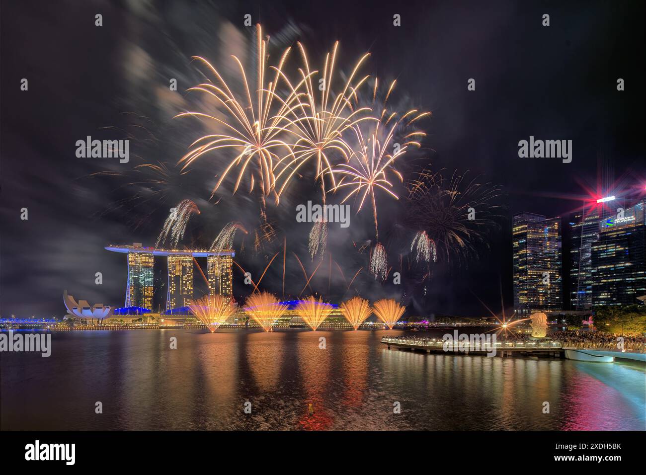 SINGAPOUR - 22 JUIN 2024 : feu d'artifice spectaculaire lors de la répétition combinée du défilé de la fête nationale. Banque D'Images