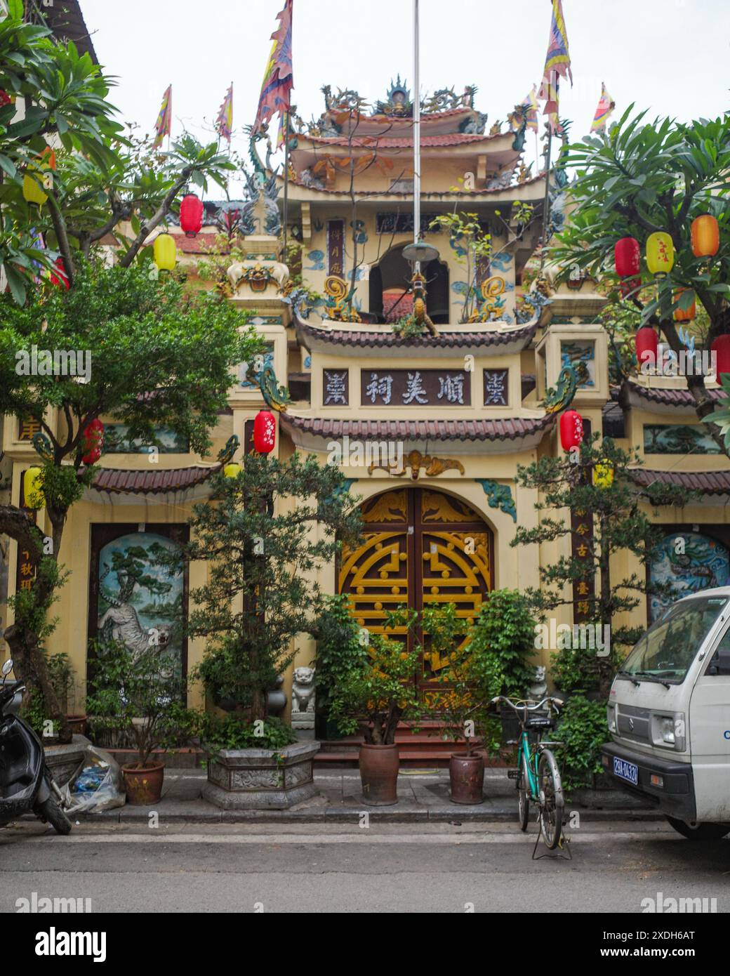 Hanoi, Vietnam - 28 février 2024 : Temple traditionnel de la pagode dans le vieux quartier de Hanoi Banque D'Images