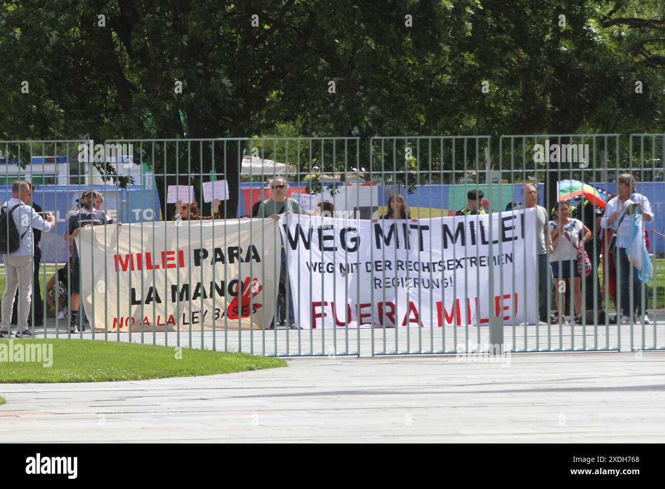 Berlin, Deutschland, 23 juin 2024 : Bundeskanzleramt : Empfang des argentinischen Präsidenten durch den deutschen Bundeskanzler : Protest gegen Javier Milei *** Berlin, Allemagne, 23 06 2024 Chancellerie fédérale réception du président argentin par la Chancelière allemande protestation contre Javier Milei Copyright : xdtsxNachrichtenagenturx dts 41573 Banque D'Images