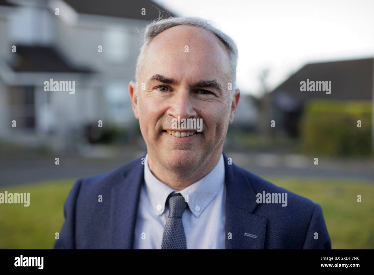 Alex Easton, unioniste indépendant, qui se présente dans la circonscription de North Down aux élections de Westminster, en démarchant à Conlig en Irlande du Nord. Date de la photo : lundi 10 juin 2024. Banque D'Images