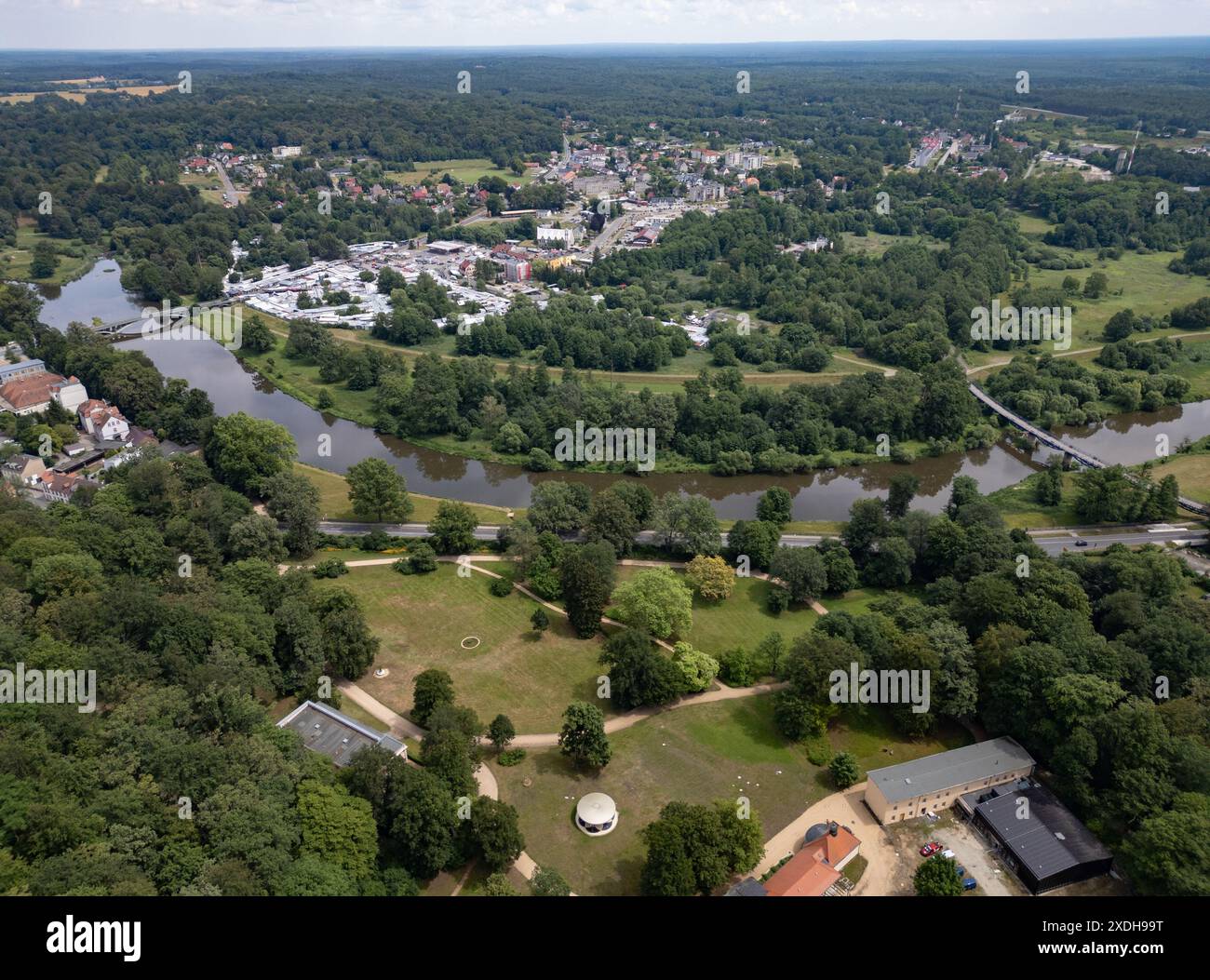 Bad Muskau, Allemagne. 20 juin 2024. Vue sur le Hermannsbad et le pavillon de musique dans le parc Fürst-Pückler sur la Neisse Lusatian, la frontière avec la Pologne. (Vue aérienne avec drone) crédit : Robert Michael/dpa/Alamy Live News Banque D'Images