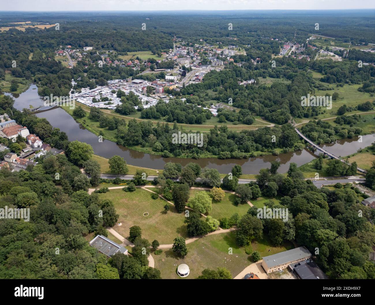 Bad Muskau, Allemagne. 20 juin 2024. Vue sur le Hermannsbad et le pavillon de musique dans le parc Fürst-Pückler sur la Neisse Lusatian, la frontière avec la Pologne. (Vue aérienne avec drone) crédit : Robert Michael/dpa/Alamy Live News Banque D'Images