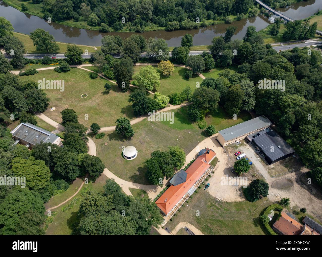 Bad Muskau, Allemagne. 20 juin 2024. Vue sur le Hermannsbad et le pavillon de musique dans le parc Fürst-Pückler sur la Neisse Lusatian, la frontière avec la Pologne. (Vue aérienne avec drone) crédit : Robert Michael/dpa/Alamy Live News Banque D'Images