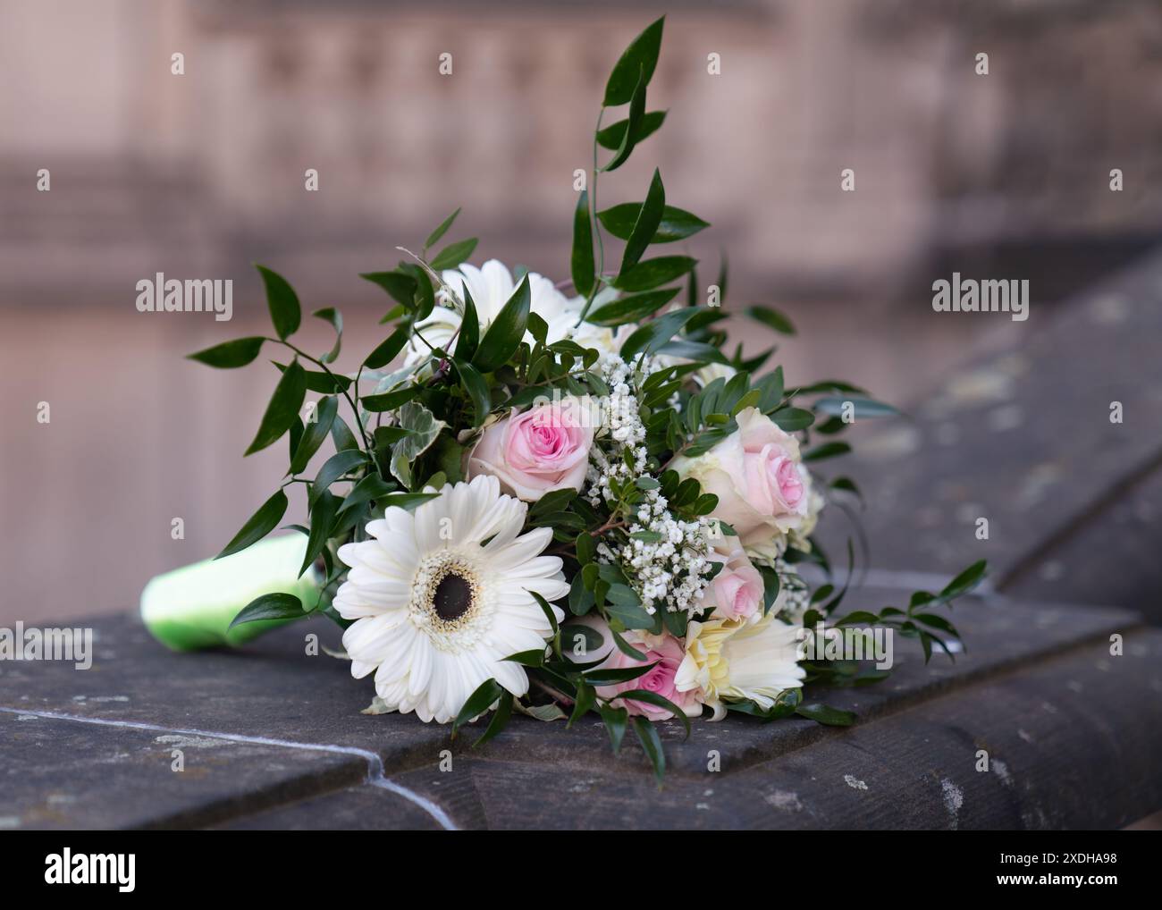 le bouquet de la mariée repose sur une pierre. Beaux détails de mariage Banque D'Images