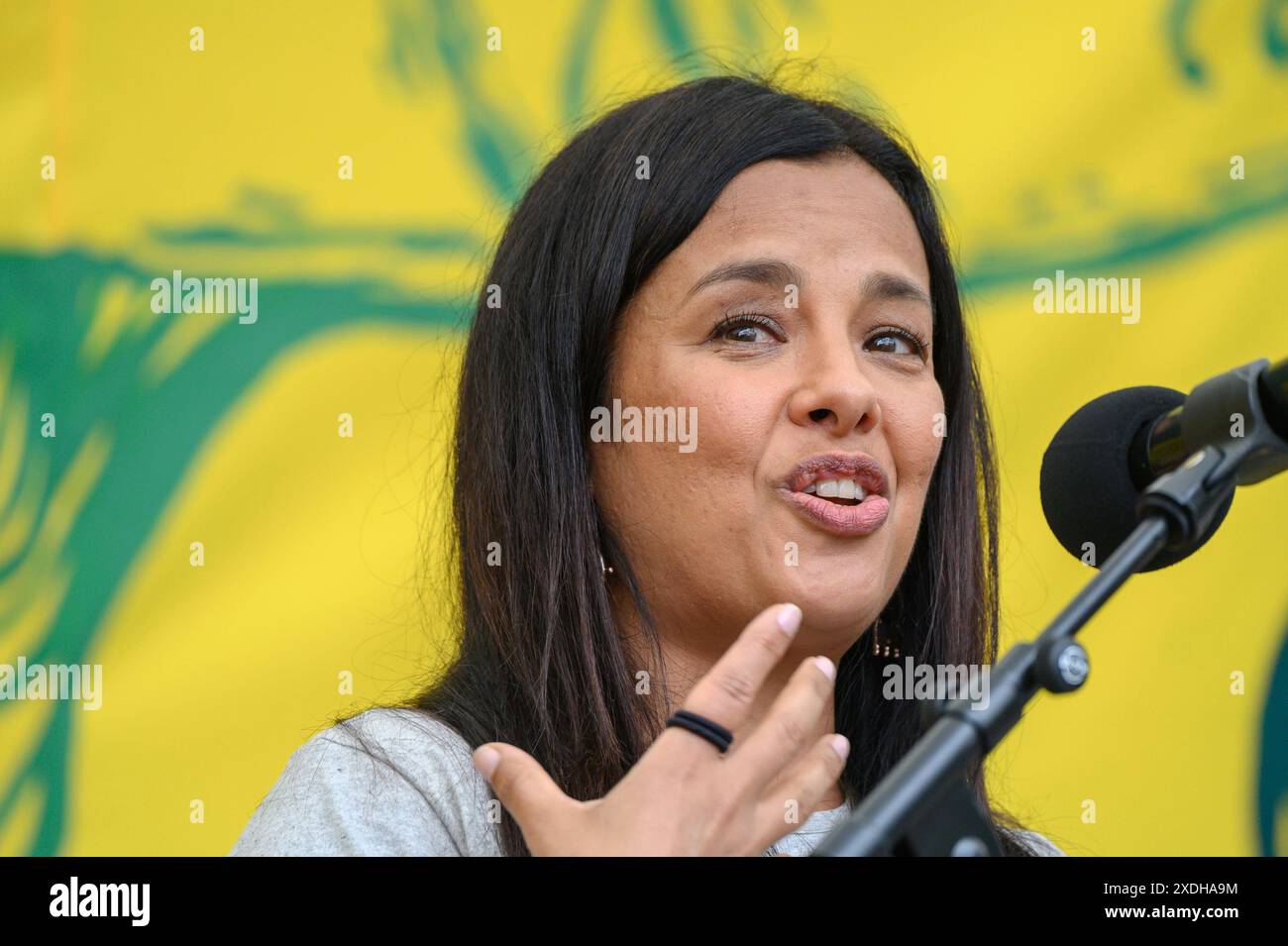 Liz Bonnin - présentatrice de télévision nature - parlant sur Parliament Square à la fin de la marche Restore nature Now dans le centre de Londres, le 22 juin 2024 Banque D'Images