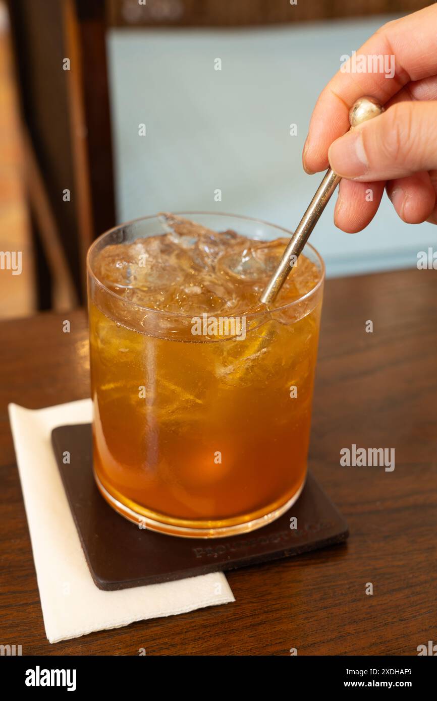 Boisson sans alcool d'inspiration historique fabriquée localement avec des ingrédients de saison et de manière durable chez Proudfoot and Co. Winchester, Royaume-Uni Banque D'Images