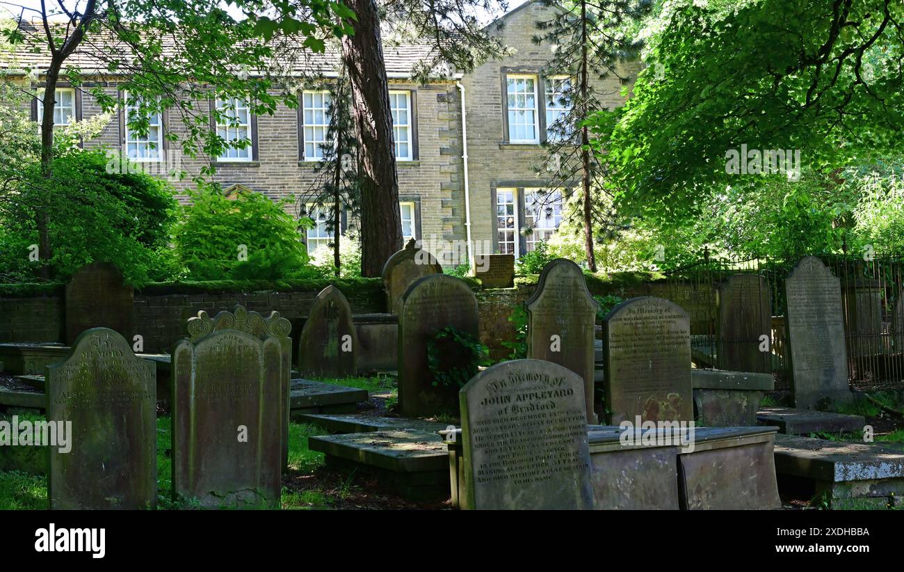 Bronte Parsonage Museum and Graveyard in Summer Sunshine, Haworth, West Yorkshire Banque D'Images
