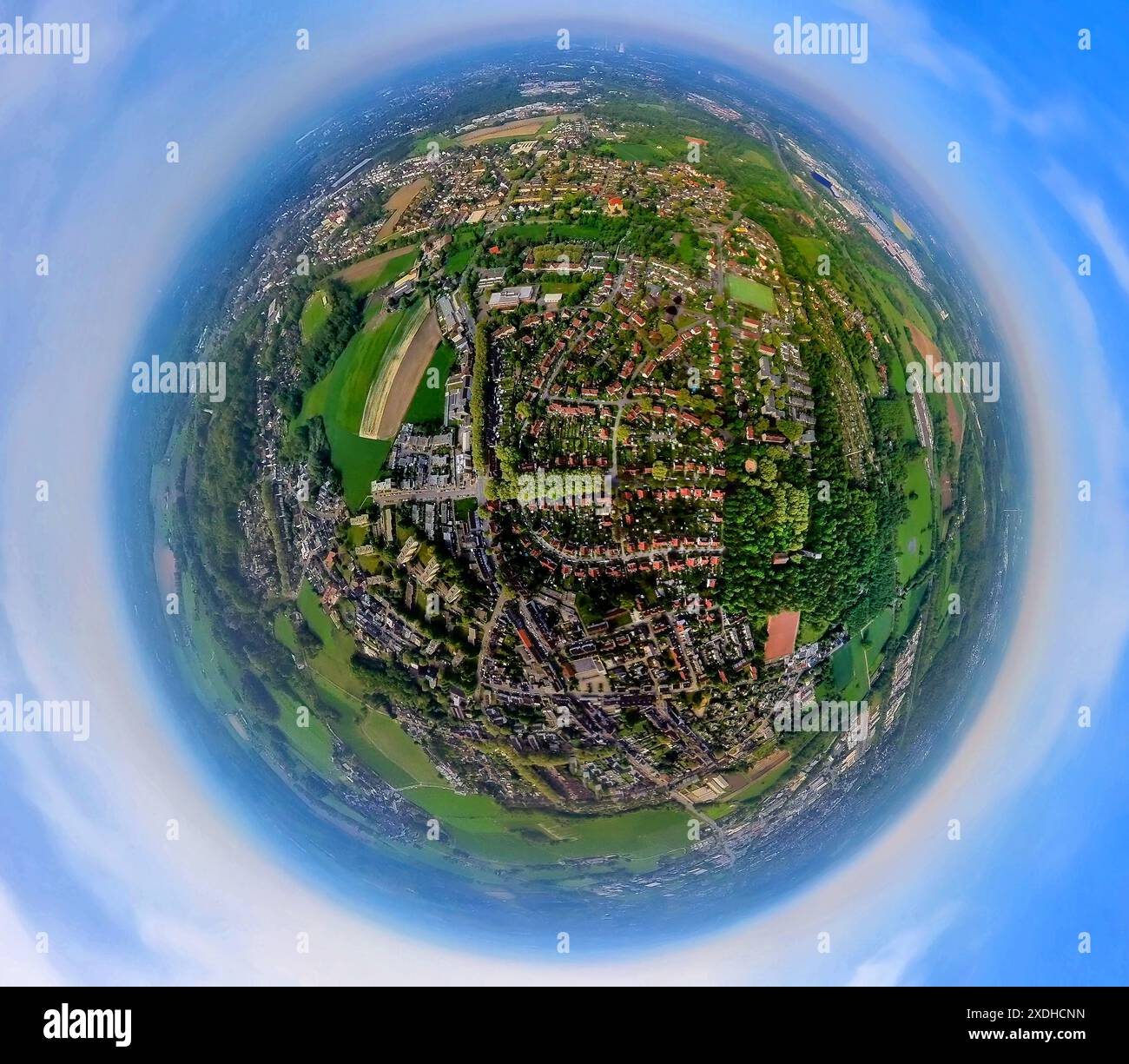 Vue aérienne, colonie de charbon Teutoburgia ou jardin de la ville Teutoburgia avec les toits rouges et l'avenue des arbres, est sous la protection des monuments, globe terrestre, fis Banque D'Images