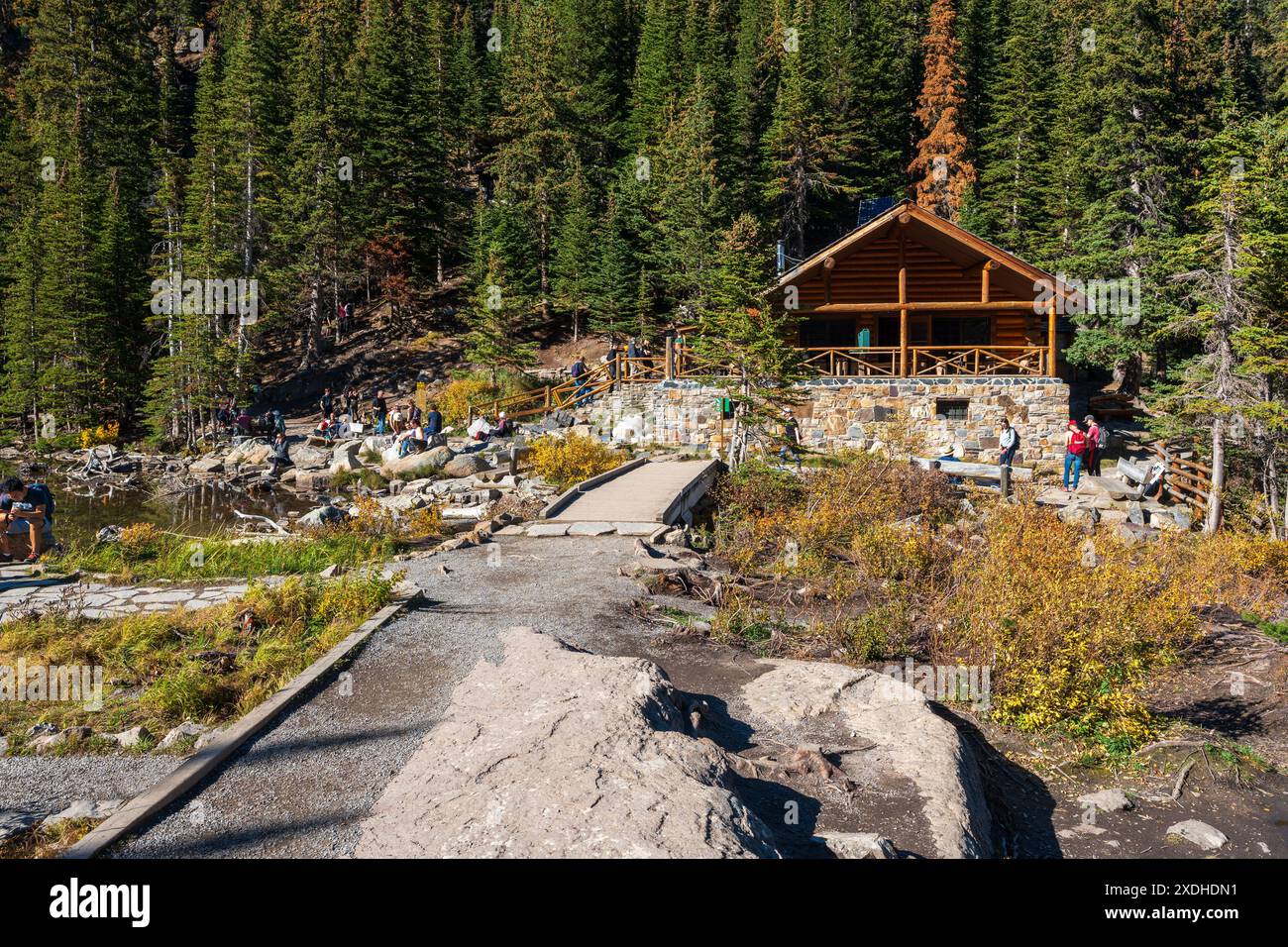 Alberta, Canada - 02 octobre 2022 : les randonneurs se reposent près du Lake Agnes Tea House. Parc national Banff. Banque D'Images