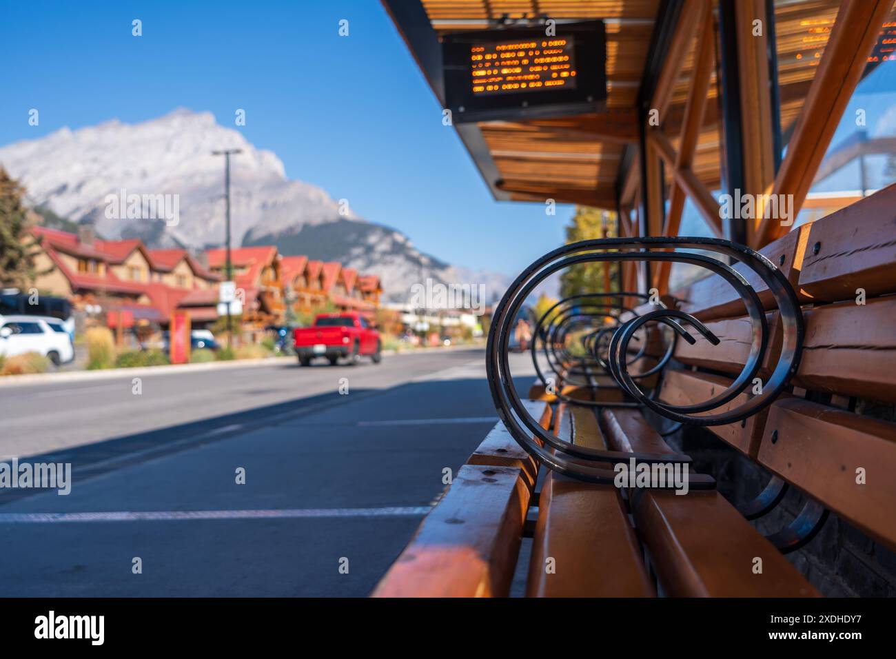 Banff High School transit Hub. Arrêt de bus sur Banff Avenue. Alberta, Canada. Banque D'Images