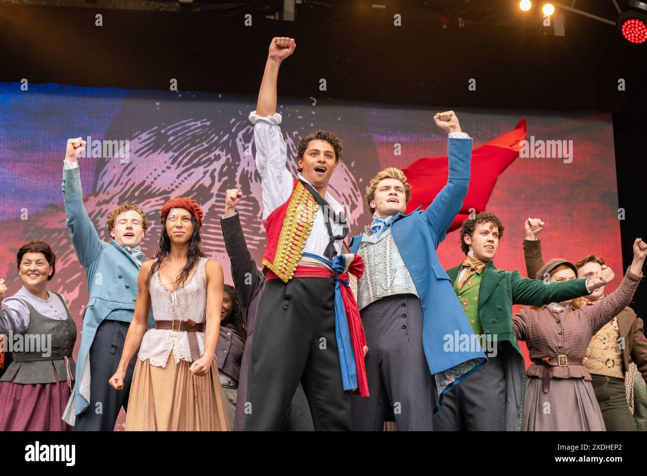 La troupe des Misérables London en costume se produisant au West End Live West End Live rassemble tous les théâtres musicaux sur une seule scène pendant un week-end. Samedi 22 juin 2024 comédies musicales dont Wicked, fantôme de l'Opéra, Frozen, A Chorus Line, Operation Mincemeat, Babies the musical, Mean Girls, Moulin Rouge, Cabaret, The Book of Mormon, Sister Act, Hamilton, les Misérables et Emerald Storm. Les présentateurs de la journée étaient Mazz Murray Hannah Lowther et Bradly Jaden. La foule a rempli Trafalagr Square à pleine capacité une fois de plus. (Photo Bonnie Britain/SOPA images/SIPA USA) Banque D'Images