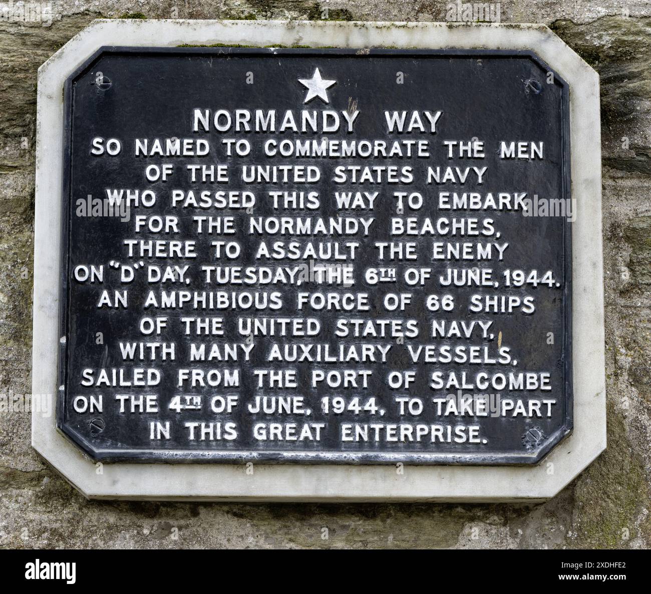 Plaque in Normandy Way, Salcombe, Devon, Angleterre, Royaume-Uni , commémoration des débarquements du jour J de l'US Navy en 1944 depuis Salcombe. Banque D'Images